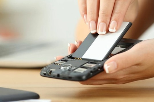 EU bắt buộc điện thoại phải tháo rời pin từ năm 2027: Thách thức cho các hãng công nghệ