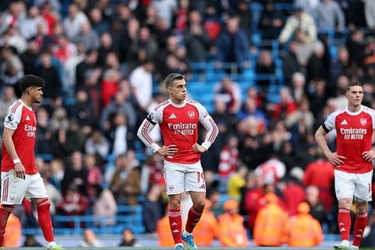 Arsenal hưởng lợi khi Anthony Gordon vắng mặt nhưng áp lực vô địch vẫn bủa vây