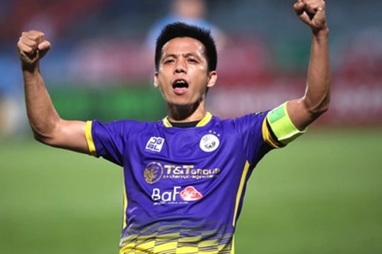 Hà Nội FC đánh bại Ninh Bình 3-2: Văn Quyết chỉ trích lối chơi bóng dài