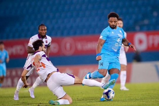 Nguyễn Xuân Son bị phong tỏa, Hà Nội FC mất Văn Quyết vì án treo giò