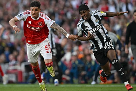 Lá chắn thép Piero Hincapie rực sáng giúp Arsenal đánh bại Newcastle giữ vững ngôi đầu