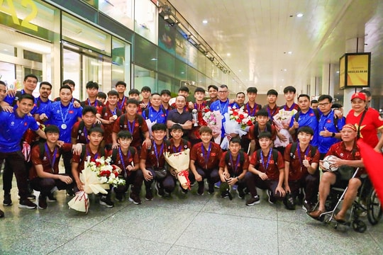 U17 Việt Nam rước cúp vô địch về nước: Sẵn sàng cho giấc mơ World Cup tại Ả Rập Xê Út