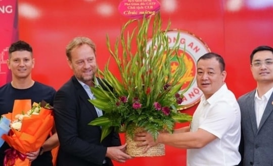 HLV Mano Polking gia hạn hợp đồng với CAHN đến năm 2028