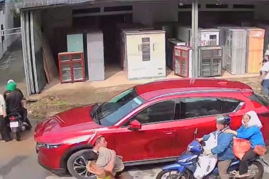 Cứu kịp thời cháu bé bị điện giật ở lễ hội té nước