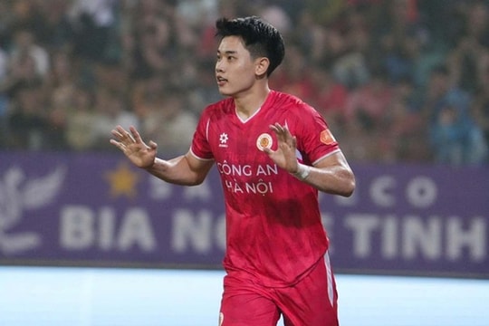 Đình Bắc lập hat-trick giúp CAHN tiến sát ngôi vô địch V-League 2025/26