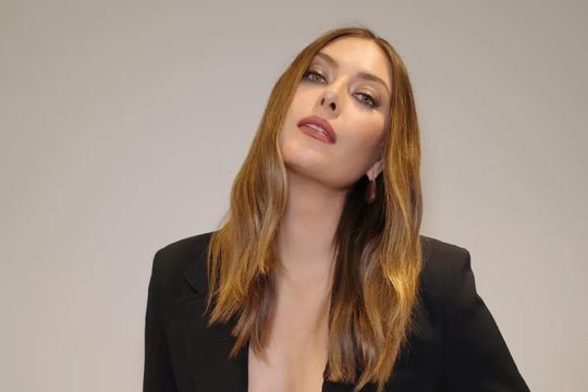 Maria Sharapova gây sốt với thần thái nữ thần và phong cách táo bạo ở tuổi 39