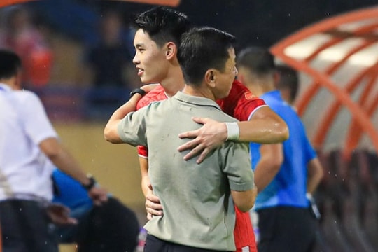 Nguyễn Đình Bắc lập hat-trick giúp CAHN thắng SLNA và cái ôm tri ân đầy xúc động