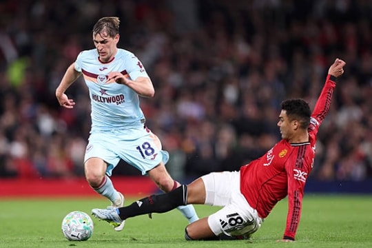 Man United 2-1 Brentford: Casemiro rực sáng đưa Quỷ đỏ áp sát vé Champions League