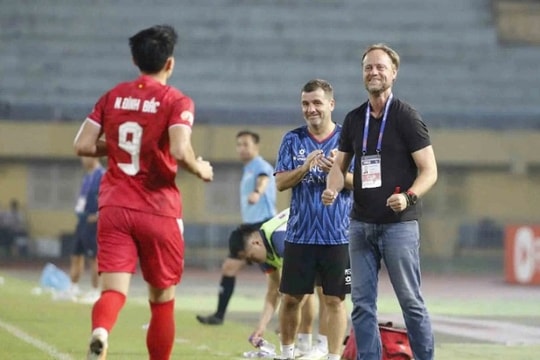 HLV Polking chạm một tay vào chức vô địch V-League sau màn trình diễn chói sáng của Đình Bắc