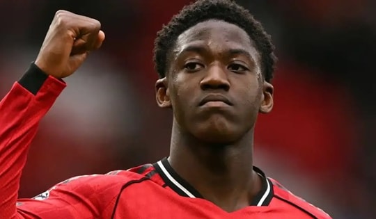 Michael Carrick ca ngợi sự toàn diện của Kobbie Mainoo sau trận thắng Brentford