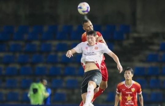 Tiền đạo 19 tuổi từ Anh Lee Williams tỏa sáng rực rỡ tại V.League