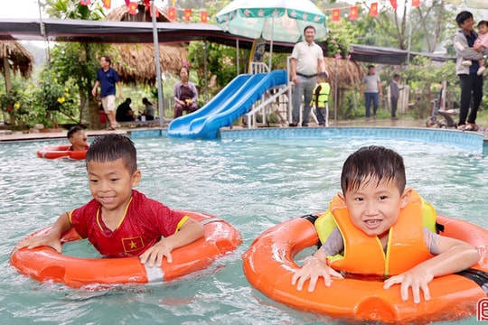Nhiều du khách chọn du lịch sinh thái trong ngày đầu nghỉ lễ