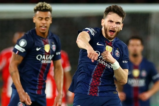 Cơn mưa 9 bàn thắng tại Paris phơi bày sự khô khan của Ngoại hạng Anh