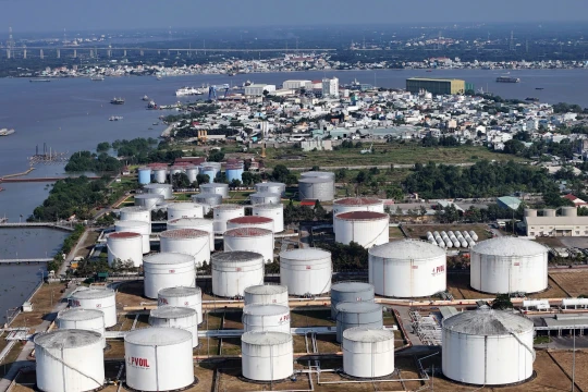 Giá xăng dầu hôm nay 1/5/2026: Bảng giá tại Petrolimex, PVOIL, Mipec, GIANGNAMPETROL