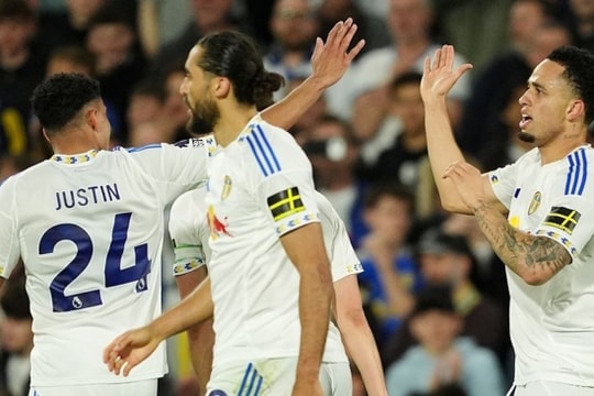 Leeds United thắng Burnley 3-1: Calvert-Lewin tỏa sáng, cánh cửa trụ hạng rộng mở