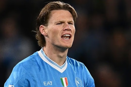 Radja Nainggolan chê Scott McTominay là cầu thủ trung bình bất chấp phong độ đỉnh cao tại Napoli