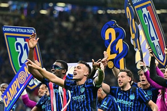 Inter Milan đánh bại Parma 2-0 để chính thức lên ngôi vô địch Serie A lần thứ 21