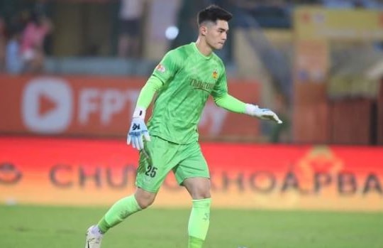HAGL thắng nghẹt thở SLNA: Trần Trung Kiên thừa nhận may mắn sau pha hỏng ăn của Carlos Fortes