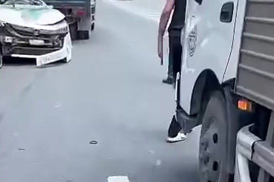 Ô tô bị "vò nát" sau tai nạn liên hoàn, tài xế thoát chết thần kỳ