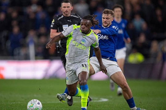 Jeremy Doku lập cú đúp siêu phẩm nhưng Man City chính thức mất quyền tự quyết ngôi vương