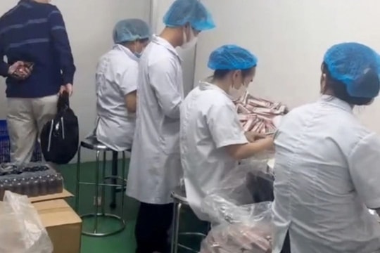 Triệt phá cơ sở sản xuất hàng giả quy mô lớn núp bóng doanh nghiệp