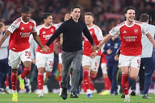 Arsenal tiến sát cú đúp lịch sử và nỗi đau từ sự sa sút của Liverpool