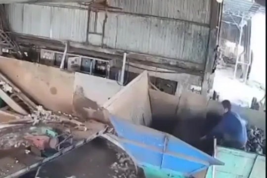 Nam công nhân bị máy xay mủ cao su cuốn tử vong