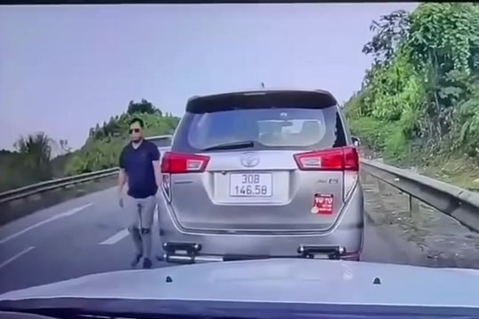Xác minh clip nam tài xế chèn ép, chặn xe ô tô khác trên cao tốc