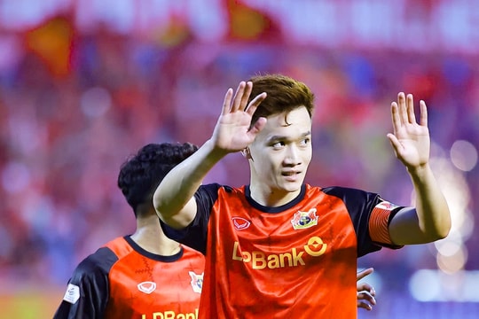 Nguyễn Hoàng Đức rực sáng rồi rời sân bằng cáng trong chiến thắng 2-1 của Ninh Bình