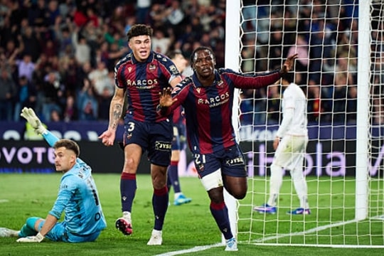 Levante ngược dòng hạ Osasuna 3-2: Bi kịch thẻ đỏ và màn lội ngược dòng cảm xúc
