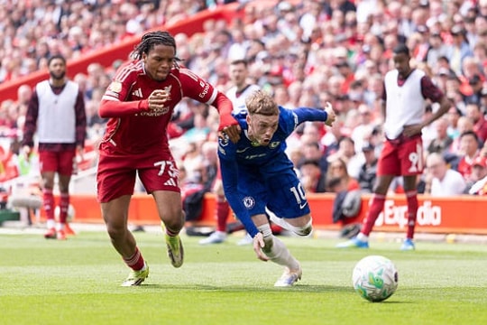 Liverpool hòa Chelsea 1-1 tại Anfield: Rio Ngumoha rực sáng ở tuổi 17