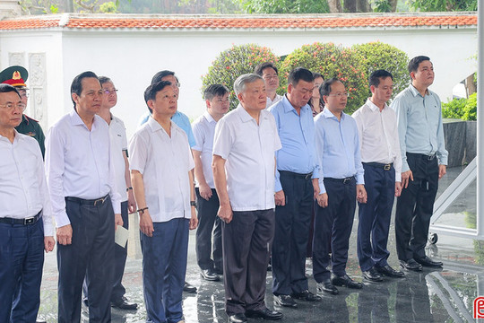 Nguyên lãnh đạo Đảng, Nhà nước dâng hương tưởng niệm tại Ngã ba Đồng Lộc