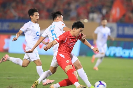 Đình Bắc lập cú đúp giúp CAHN ngược dòng hạ Nam Định 3-2 tại Hàng Đẫy