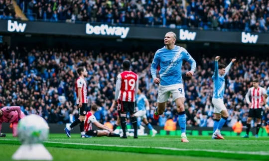 Man City hạ Brentford 3-0: Jeremy Doku rực sáng và áp lực nghẹt thở cho Arsenal