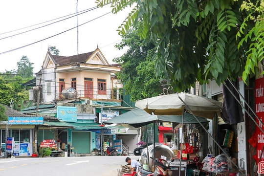 Hàng quán, biển quảng cáo lấn chiếm hành lang ATGT trên quốc lộ 8
