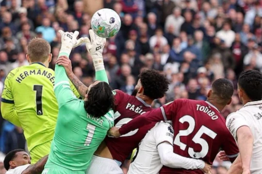 Peter Schmeichel chỉ trích VAR dữ dội sau khi West Ham bị tước bàn thắng trước Arsenal