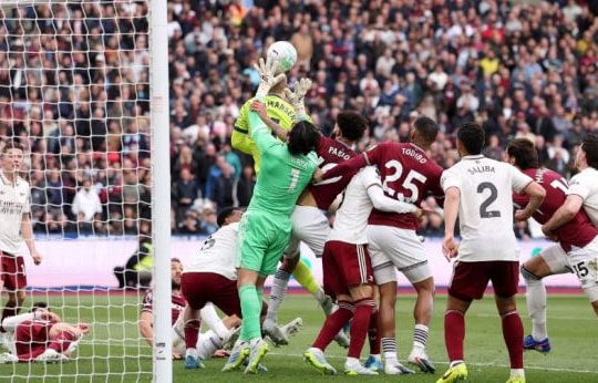 Arsenal thắng kịch tính West Ham 1-0: Bước ngoặt VAR và giấc mơ vô địch Ngoại hạng Anh