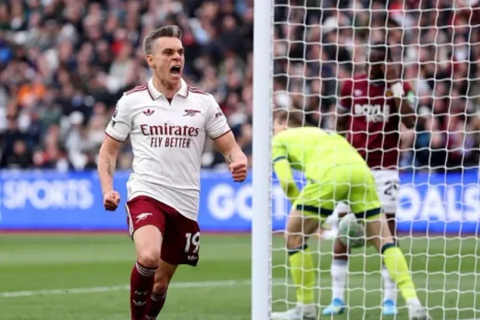 Arsenal thắng nhọc West Ham 1-0: Raya và Trossard hóa người hùng