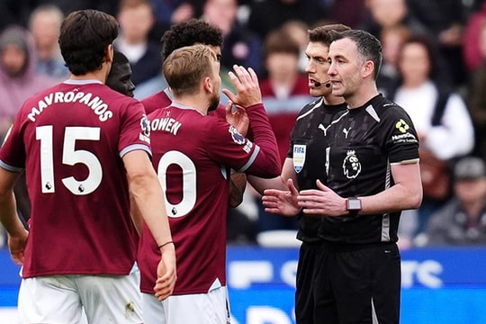 West Ham cận kề vực thẳm sau 8 phút VAR gây tranh cãi trước Arsenal tại Ngoại hạng Anh