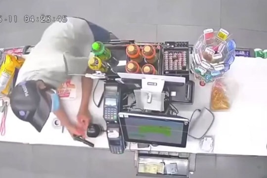Cướp tiền tại cửa hàng tiện lợi