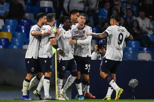 Bologna gây địa chấn tại Naples khi đánh bại Napoli 3-2 nhờ bàn thắng phút 90+1