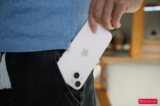 iPhone 13 giảm giá kỷ lục còn 11,99 triệu đồng: Hiệu năng A15 Bionic liệu còn đáng mua?