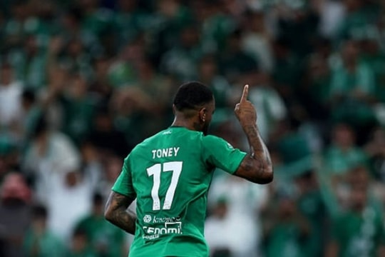 Ivan Toney và Ibañez lập công giúp Al Ahli thắng kịch tính 2-1 trước Al Taawoun