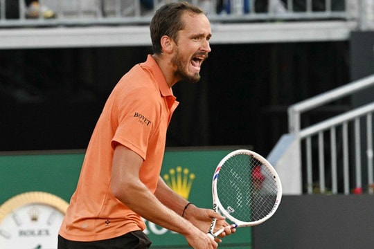 Rome Open: Medvedev lội ngược dòng kịch tính, Swiatek thị uy sức mạnh trước Osaka