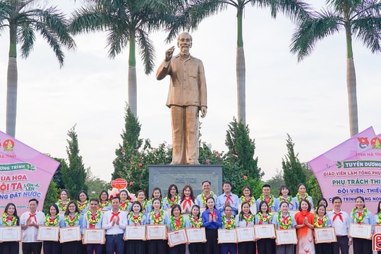 Trang trọng chương trình 85 mùa hoa - Đội ta lớn lên cùng đất nước