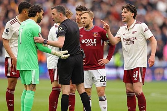 Khoảnh khắc VAR cứu rỗi Arsenal: Bước ngoặt đưa Pháo thủ tiến gần ngôi vô địch Ngoại hạng Anh