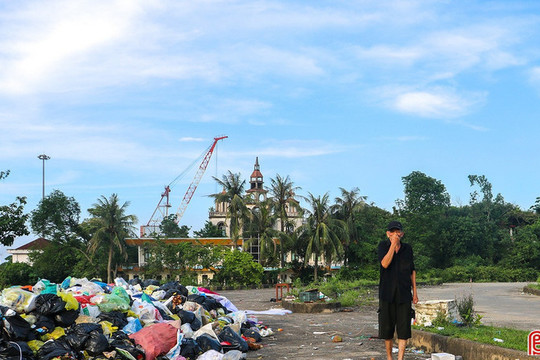 Rác thải bủa vây đê hữu sông Lam