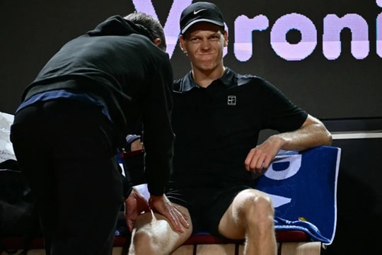 Jannik Sinner đối đầu Daniil Medvedev tại Rome Open: Trận bán kết kịch tính bị gián đoạn vì mưa