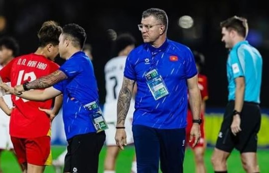 U17 Việt Nam đại chiến Australia: HLV Cristiano Roland và bài toán giữ đôi chân trên mặt đất