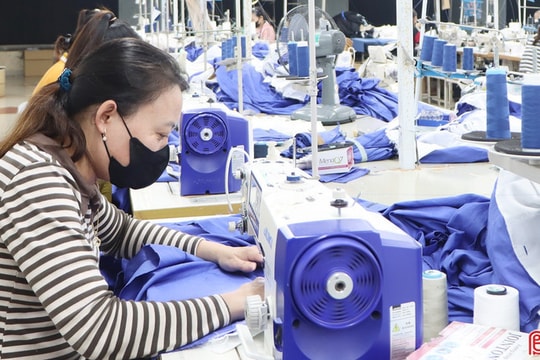 Nhiều doanh nghiệp may mặc Hà Tĩnh “kín” đơn hàng đến cuối năm